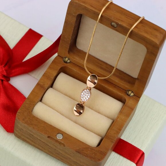 "Rose Gold Pendant with Sparkling Center, Elegant Gold-Plated Design, XPPT1602 - Picture 10 of 13